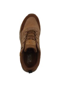 Brauner Schnürschuh von Camel Active mit Wildlederelementen, gepolstertem Kragen und gebrandeter Innensohle, von oben auf weißem Hintergrund gezeigt.