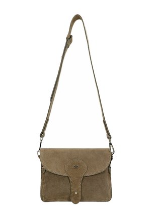 Jasnobrązowa zamszowa torba na ramię z regulowanym paskiem, klapką zamykającą i małym metalicznym logo na środku przedniej części.