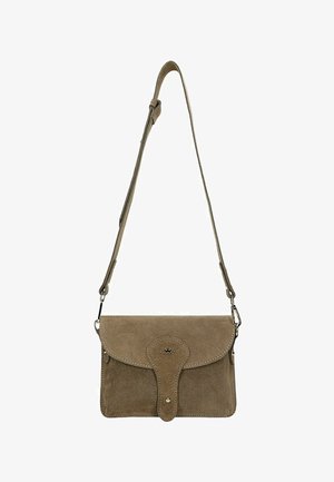 Sac bandoulière en daim marron clair avec sangle ajustable, fermeture à rabat et petit logo métallique au centre devant.