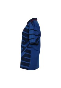 Blå och marinrandig kortärmad polo med krage och röd trim, visad från sidan mot en vit bakgrund.