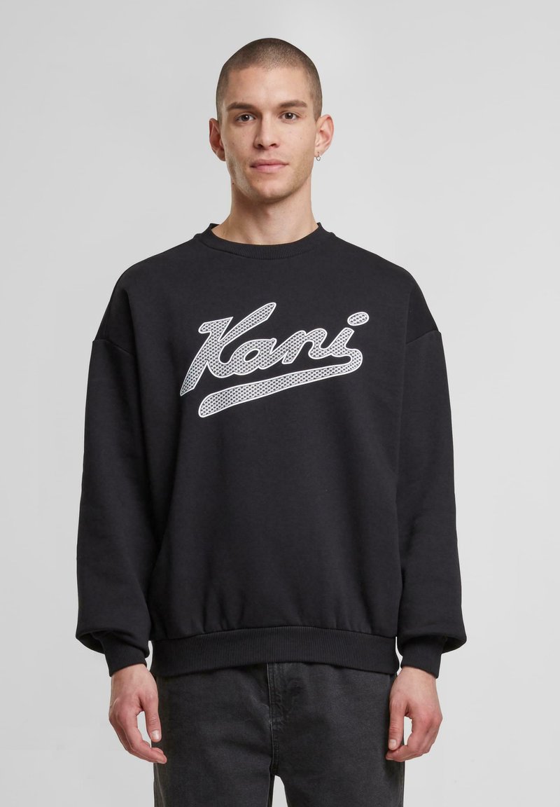 Sort sweatshirt lavet af tekstureret stof med et hvidt, stiliseret tekstlogo på fronten, med rund hals og ribbede manchetter.