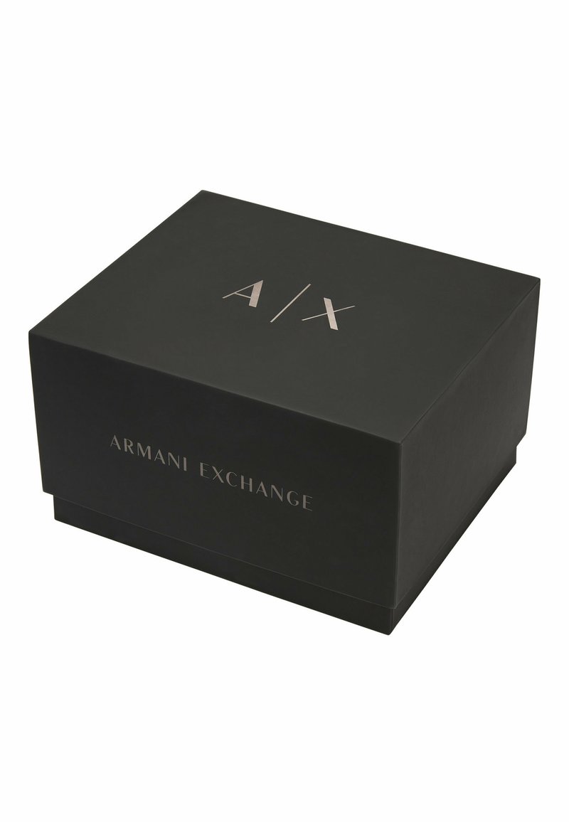 Caja rectangular negra con un acabado mate. Presenta un logotipo en plata en relieve de A/X y el texto "ARMANI EXCHANGE" en la parte frontal. Diseño minimalista.