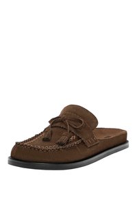 Mocassin en daim marron à enfiler avec des franges, détails de couture et semelle noire, incliné légèrement vers la droite sur un fond blanc.