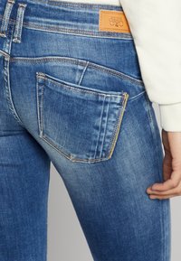 Le Temps des Cerises Snap Pulp Slim 7/8th Jeans Destroy