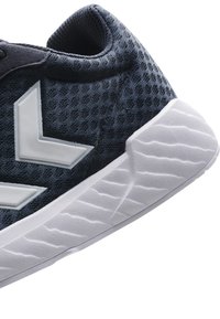 Mörkblå sportskor med ett strukturerat meshöverkår, vit gummisul och vit accentlogotyp. Rundad krage för komfort.