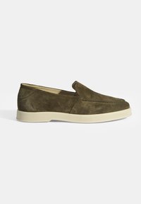 Olivgrüne Wildleder Slip-On-Schuhe mit runder Zehenpartie, subtilen Nähten und einer cremefarbenen Gummisohle. Glatte Oberfläche auf der gesamten Fläche.