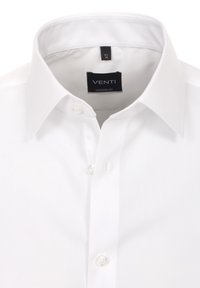 Camicia da uomo bianca moderna con colletto a punta, chiusura a bottoni e etichetta nera con il marchio "VENTI" all'interno del colletto.