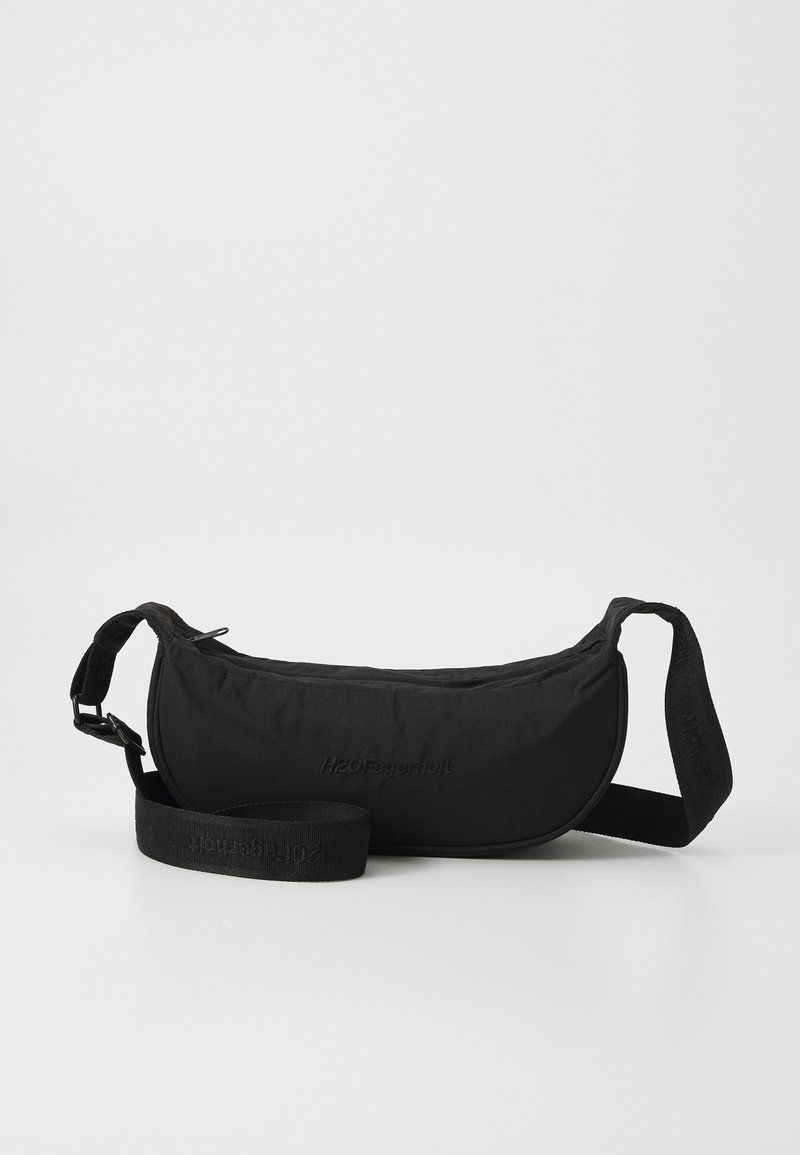 Marsupio nero realizzato in tessuto morbido, con una forma curva, cinturino regolabile e logo in rilievo sulla parte anteriore. Texture liscia e design minimalista.