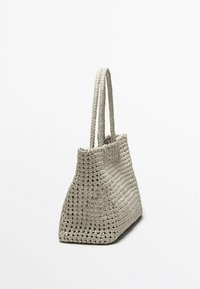 Geweven tote bag in lichtgrijs, met twee gevlochten handvatten, een gestructureerde vorm en een textuur met een ruitpatroon.