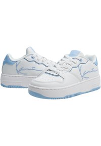 Witte sneakers met lichtblauwe accenten, bovenwerk van glad leer, geperforeerde neus en verhoogde rubberen zool; heeft een kenmerkend logo op de zijkanten en de tong.