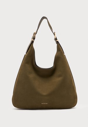 Schoudertas van olijfgroen leer met goudkleurige hardware en een verstelbare band, Michael Kors-logo aan de voorkant in het midden.