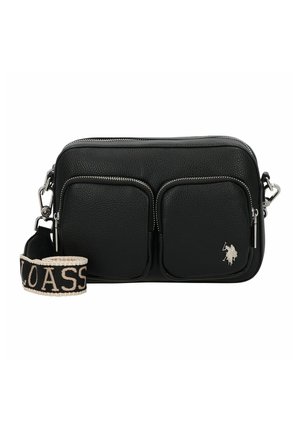 Borsa a tracolla in pelle nera con due tasche frontali con cerniera, dettagli in metallo argentato e tracolla intrecciata con la scritta "LOASS". Texture liscia.