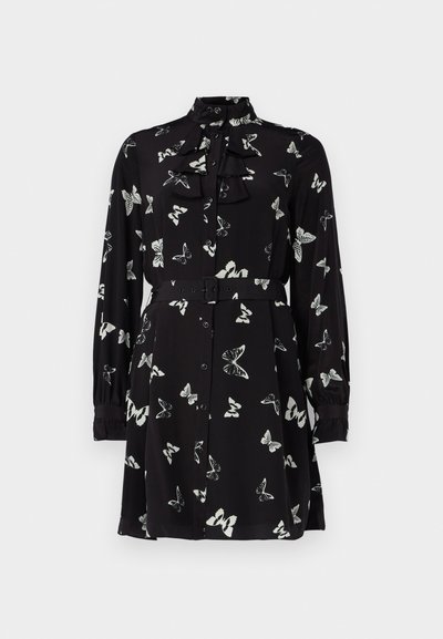 Vestito nero con bottoni e stampa di farfalle bianche, colletto arricciato, maniche lunghe e cintura coordinata in vita. Tessuto dalla consistenza liscia.