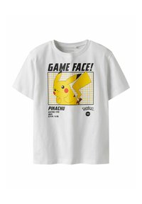 Balts kokvilnas T-krekls ar dzeltenu Pikachu grafiku un tekstu "SPĒĻU SEJA!" un informāciju par elektrisko tipu. Īsas piedurknes, apaļa kakla izgriezums.