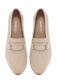 Mocassini beige in pelle liscia, con un accento cucito e una punta arrotondata. Logo stampato in argento sulla soletta.