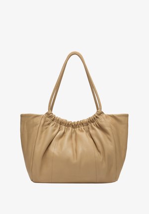 Beżowa skórzana torebka z marszczonym górnym brzegiem, miękką strukturą i podwójnymi paskami na ramię, na białym tle.