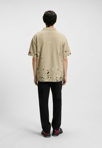 HUGO DLAWNO SLAWN IN - Camiseta estampada - beige nine