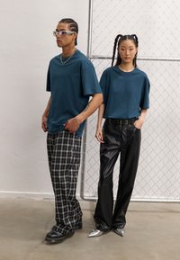 YOURTURN UNISEX BASIC OVERSIZED T-SHIRT - Lihtne T-särk - blue-grey