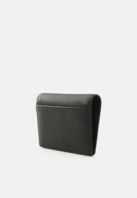 Črna denarnica iz teksturiranega sintetičnega materiala, ki se ponaša s prepogibnim dizajnom z sprednjim žepkom in gladkim robom, kompaktna in pravokotna oblika.