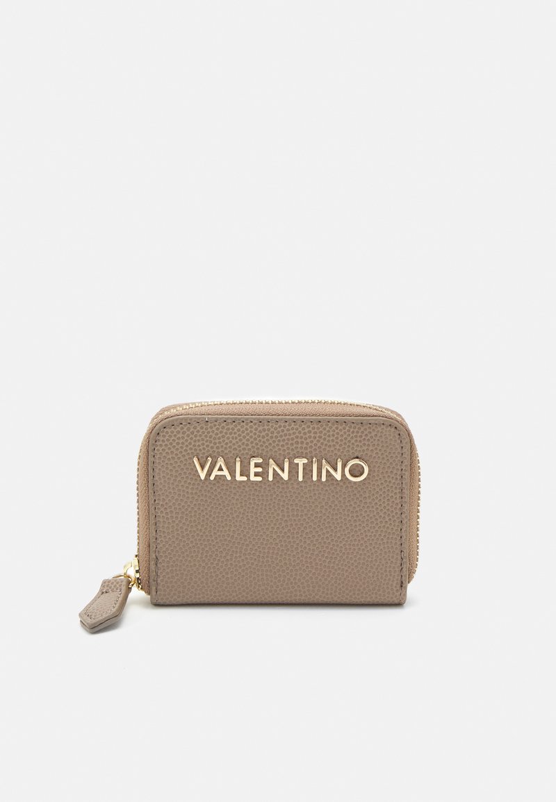 Portafoglio in pelle marrone con superficie textured, logo dorato "VALENTINO" sul fronte, chiusura a zip e un piccolo attacco per portachiavi.