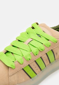 adidas Originals CAMPUS 00S GLOW IN THE DARK UNISEX - Trainers - magic beige/semi solar green/core black