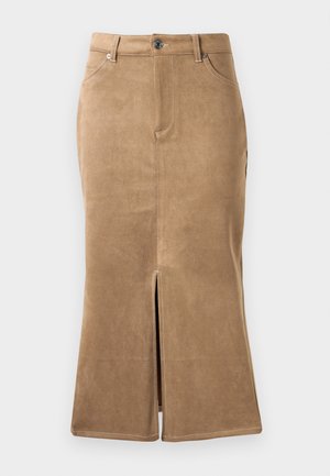 Jupe midi en daim marron avec fente avant, couture contrastante et design à cinq poches. Texture lisse et forme ajustée.