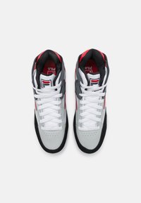 Zapatillas altas en gris, rojo y negro. Incluyen cordones blancos, cuero texturizado y puntera perforada para transpirabilidad.