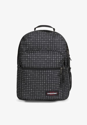 Zwarte rugzak met een gridpatroon in grijs, voorzien van een voorzak met rits, een gewatteerde achterkant en een handvat aan de bovenkant. Eastpak-logo zichtbaar.
