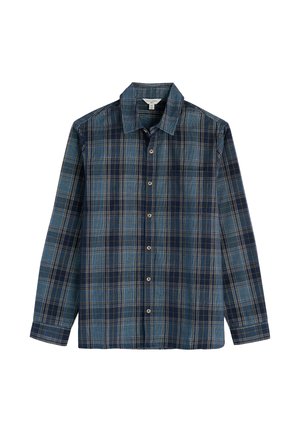 Camisa de manga larga de botones con un patrón de cuadros en azul y marino, con collar y un bolsillo en el pecho, exhibida plana sobre fondo blanco.