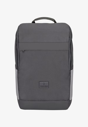 Szürke hátizsák sima szövetfelülettel, elülső cipzáras zsebével, oldalzsebekkel és egy logóval az alján. Lapos füllel ellátva.