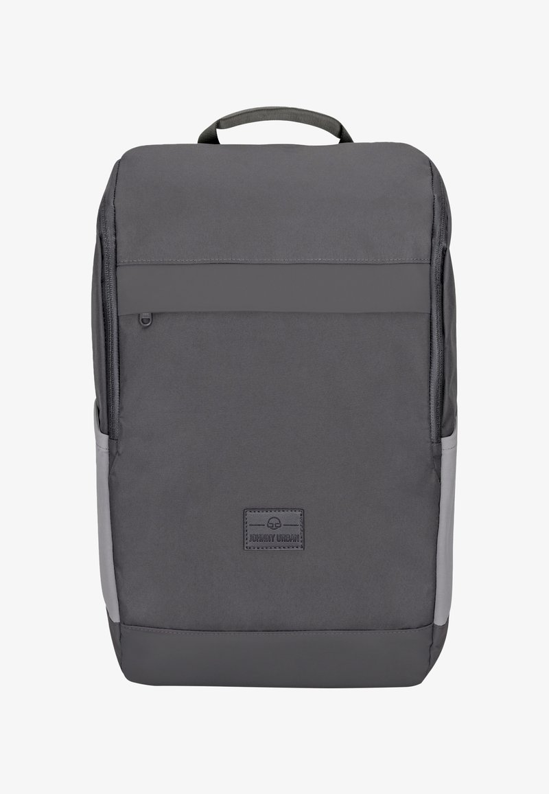 Szürke hátizsák sima szövetfelülettel, elülső cipzáras zsebével, oldalzsebekkel és egy logóval az alján. Lapos füllel ellátva.