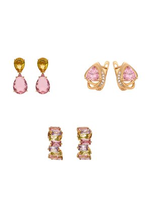Trei perechi de cercei aurii cu pietre prețioase roz, galbene și lavandă în forme de picătură, triunghiulare și dreptunghiulare.