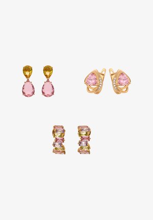 Három pár arany fülbevaló, rózsaszín, sárga és levendula színű drágakövekkel, csepp, háromszög és téglalap alakban.