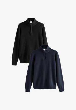 Zwei schlichte Langarm-Pullover, einer schwarz und einer marineblau, beide mit gerippten Halb-Reißverschluss-Kragen und taillierten Bündchen.