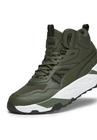 Grüne High-Top-Sneaker mit einer strukturierten Oberfläche, Mesh-Einsätzen und schwarzen Akzenten. Sie verfügen über eine weiße Sohle und ein Logo auf der Zunge.