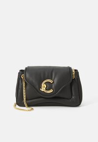 Sac à main en cuir noir avec un design ondulé, une bandoulière en chaîne dorée et un fermoir doré proéminent avec une lettre "C" stylisée.