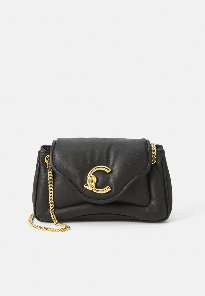 Sac à main en cuir noir avec un design ondulé, une bandoulière en chaîne dorée et un fermoir doré proéminent avec une lettre "C" stylisée.