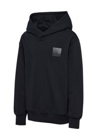 Svart luvtröja i mjukt tyg, med en framträdande läderlogotyp på bröstet och ribbade muddar. Enkel design.