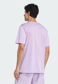adidas Performance TECH APP - T-Shirt print - powder plum
