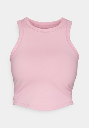 Różowy krótki top wykonany z elastycznego materiału. Posiada wysoki dekolt i szerokie otwory na ramiona, z gładkimi szwami i dopasowanym krojem.