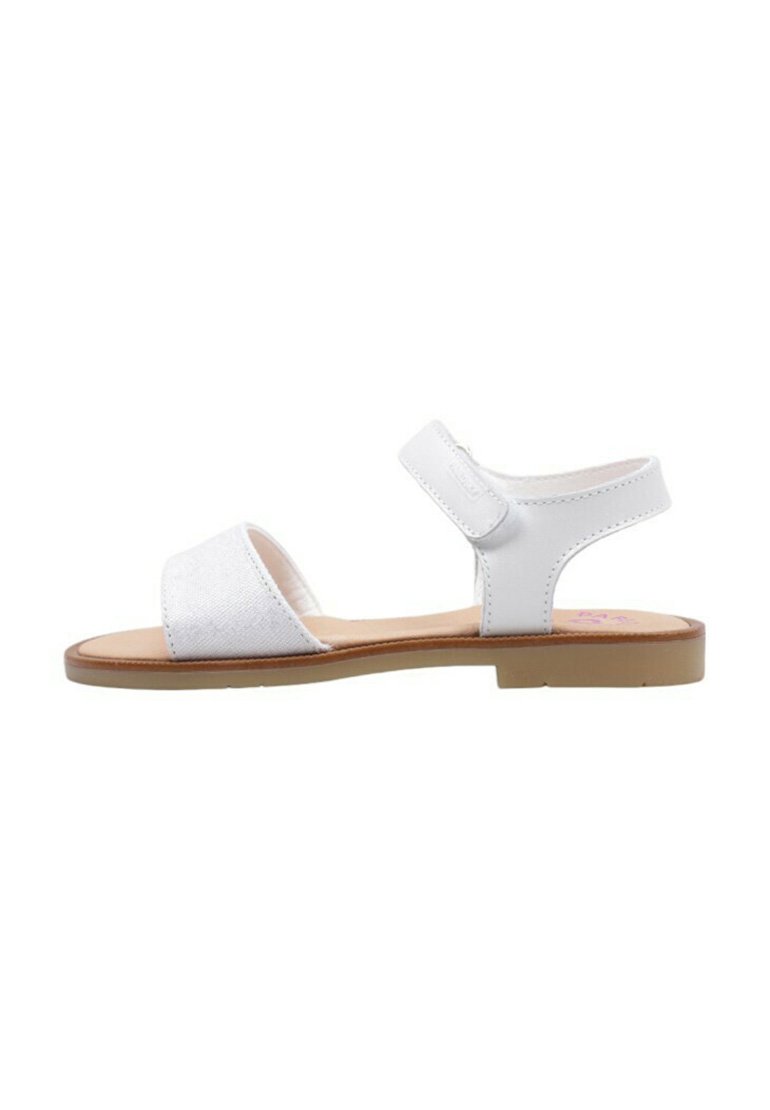 Sandal bianca con due fasce larghe, dalla superficie liscia e chiusura in Velcro, montata su una suola piatta di colore marrone chiaro.