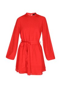 Rode jurk met lange mouwen, textuurstof, hoge kraag en een strikriempje in de taille. De zoomlijn is boven de knie.