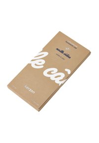 Duftkarte in rechteckiger brauner Kartonverpackung. Enthält weiße und blaue Texte, beschriftet mit "kerzon" und "violette & colón."