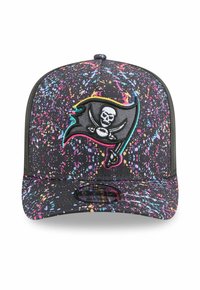 Schwarze Snapback-Cap mit einem bunten Farbspritzer-Muster. Auf der Vorderseite ist ein gesticktes Piratenflaggen-Logo mit einem Schädel und gekreuzten Schwertern angebracht.