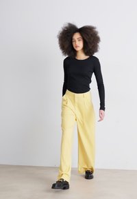 Gestuz PAULA WIDE PANTS - Auduma bikses - dried moss