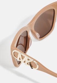 Michael Kors EMPIRE SQUARE - Saulesbrilles - camel solid