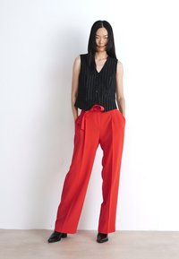 BOSS TAPIANA - Bukse - bright red