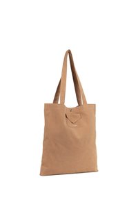 Borsa a tracolla color camoscio con due spalline, una tasca applicata frontale e una chiusura a scatto. Caratterizzata da una texture liscia e un design minimalista.