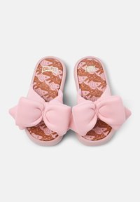 Infradito rosa con grandi fiocchi sulle cinghie, una soletta imbottita e una suola decorata con illustrazioni di gatti e pesci.