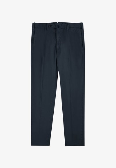 Granatowe spodnie z gładkiego materiału, z zapinaniem na guzik, szlufkami na pasek oraz bocznymi kieszeniami i prostym krojem nogawek.